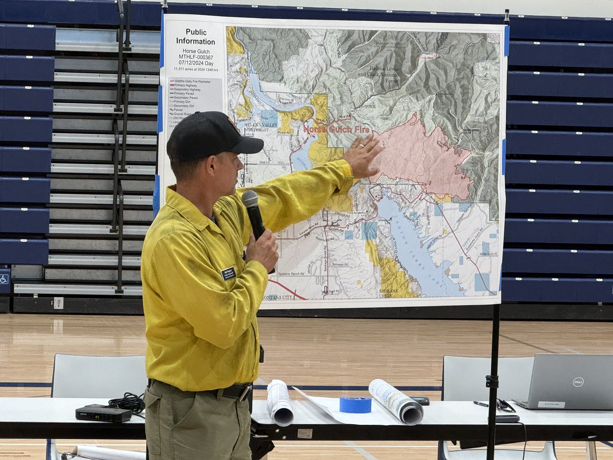 JSAmbarian's tweet photo. At a community meeting, the team fighting the #HorseGulchFire says it’s grown to 11,511 acres. They reported making some progress today with more favorable conditions, but warn tomorrow could be intense fire weather. #MTNews #HelenaMT #MTFire #MTWX https://t.co/od1MDrzORs