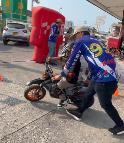 diegowow's tweet photo. Feria de Movilidad eléctrica,
Conocimiento, pruebas , testeo , pista de aprendizaje de motocross eléctricas para niños y chicos , próximamente @diegowow @AutecoDismerca @ccsupercentro21 @wowpyme https://t.co/UZImDALOs7