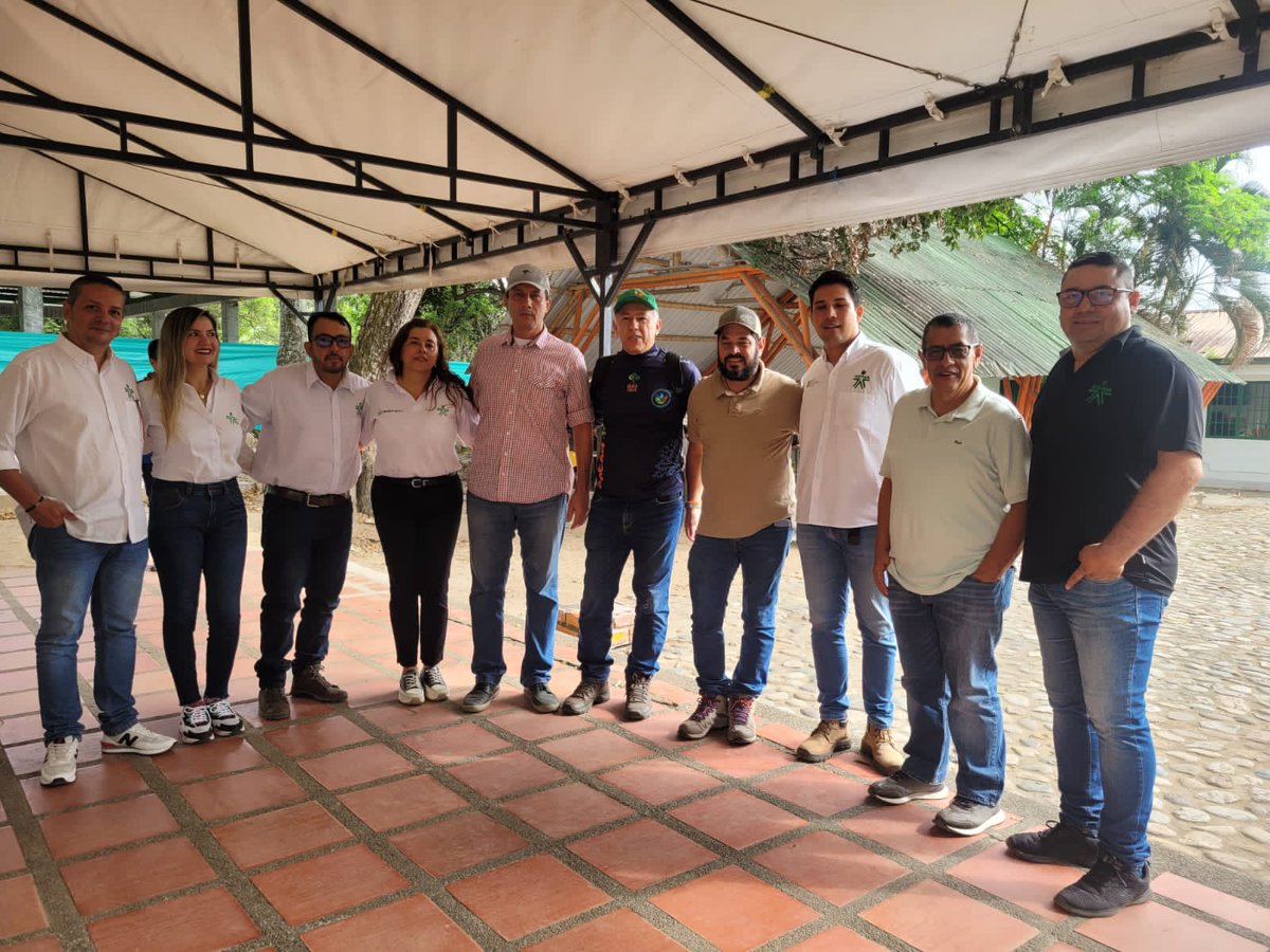 motta_jackeline's tweet photo. Hoy con éxito se desarrolló la jornada de socialización de la Convocatoria Fondo Emprender de Economía Campesina - CAMPESENA👨🏻‍🌾 en #SENA La Angostura, con la  participación  de los representantes de asociaciones campesinas.

#SENA Impulsando el emprendimiento y desarrollo rural. https://t.co/d1LCQ29kGA