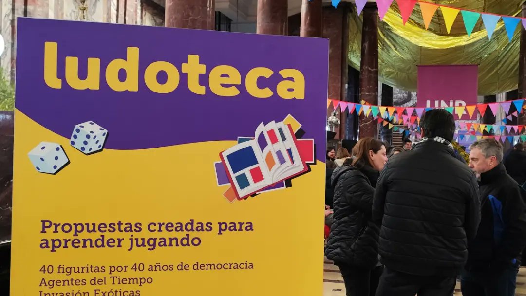 vanemaz's tweet photo. Participamos con @ludumproba de #VisibleLoInvisible
Hicimos más de 30 mini partidas (simplificadas claro) con un libro de preguntas escolar (historia + geografía + naturaleza + música + cívica) pensado para niñas y niños de 7 a 14 años
Consolidamos el saber con muchas risas 💜 https://t.co/0y7oGnmSvm