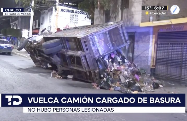 aracelibs's tweet photo. Se volcó un camión de basura y no hubo rapiña ¡Muy bien, México!… 😐 https://t.co/YADp7RFu3a