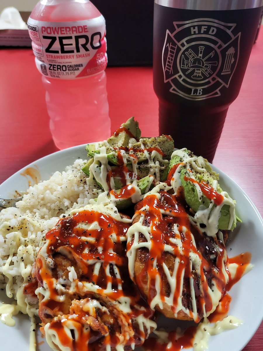 bomberoweech's tweet photo. Salmon patties on some sticky rice and avo's. Puro protein,papa. 🔥🫰
#CookingAtWork 👨‍🚒 https://t.co/SifHuqPpKe