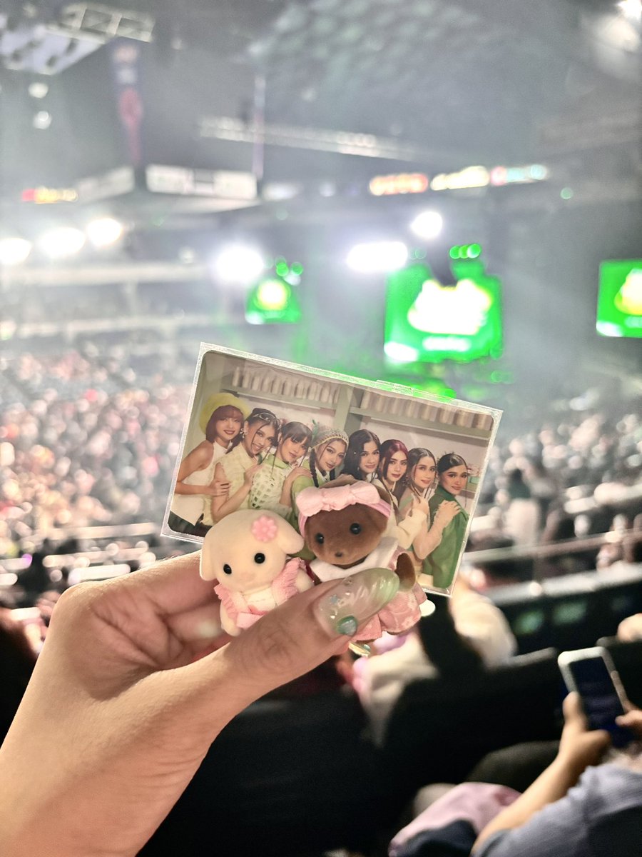 these babies got to watch bini, sb19, and flow g yesterday ! 🫨💚