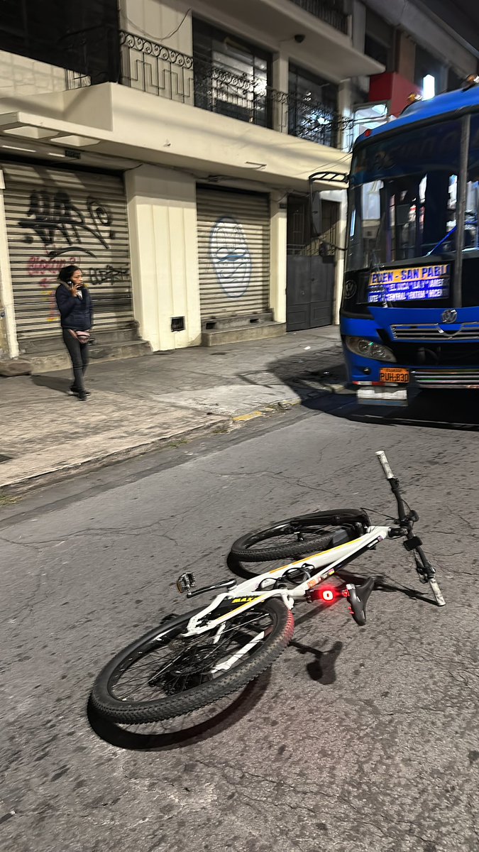 AragnPablo's tweet photo. Victima de una acreción llega @AMT_Quito y dicen q no pueden hacer nada alcalde su ayuda @pabelml aparte q casi me atropella se baja y me pega se saca la correa y me sigue agrediendo https://t.co/JwWmZwYO6F