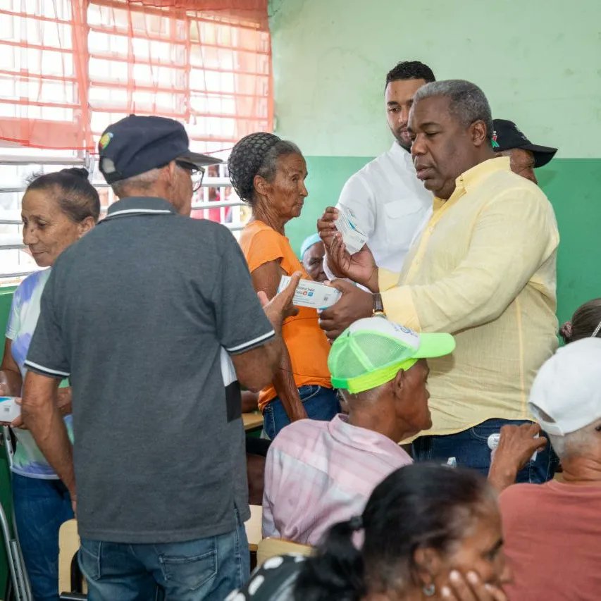 #CompromisoSocial - Jornadas de Inclusión social en Azua 

¡Llevamos asistencia y solidaridad a la provincia de #Azua! El <a href="/gabsocialrd/">Gabinete de Política Social</a> realizó jornadas sociales en el sector La Bombita del municipio #AzuadeCompostela y en el sector Los Cartones del municipio #Estebanía,