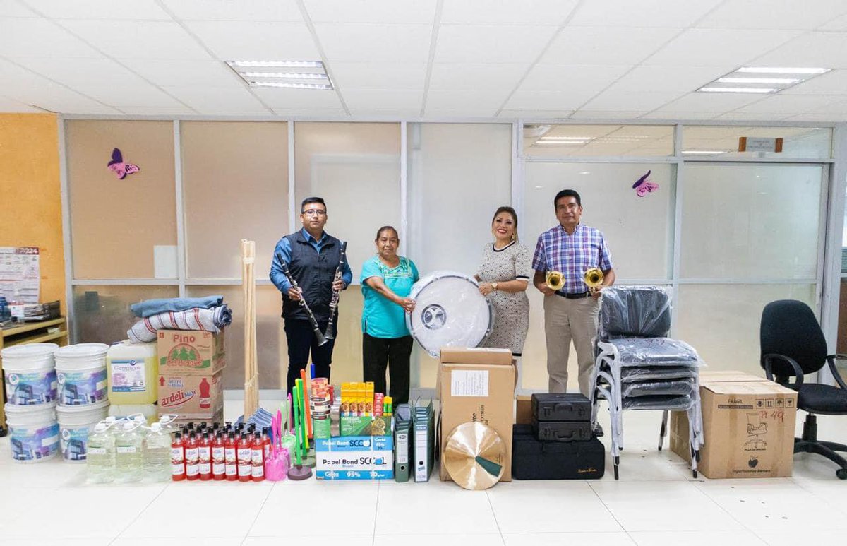 doctoravero's tweet photo. 🤝Recibí a la Alcaldesa de San Pedro y San Pablo Teposcolula, Profra. Brígida Santiago, con quien trazamos rutas de trabajo en equipo para gestión de infraestructura. 

✅Entregué material de oficina, instrumentos musicales, pintura, material de limpieza y de oficina. https://t.co/DqdQdunqJv