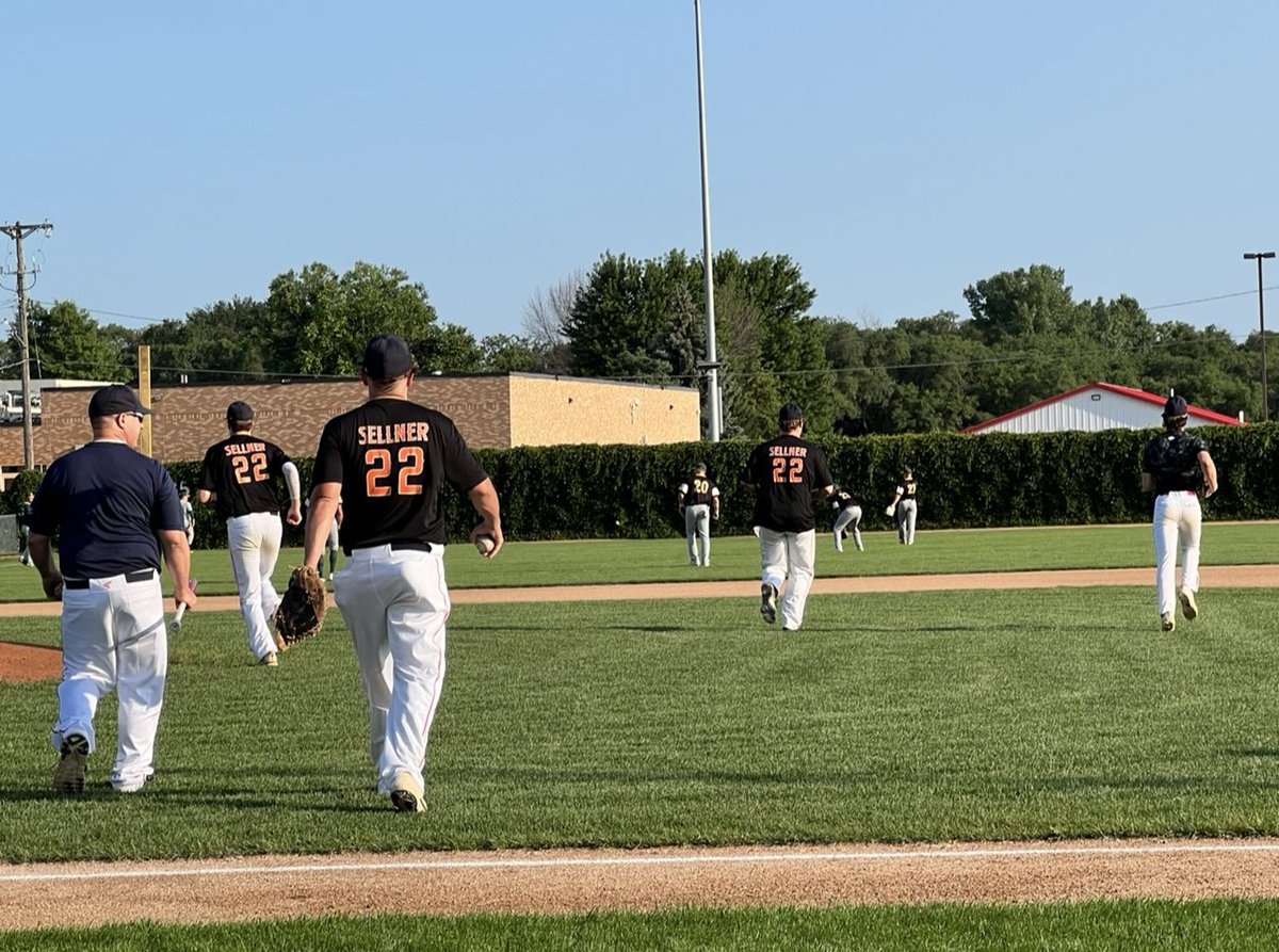 The Tigers took warmups tonight in Shane Sellner jerseys to honor his family and his memory. #For2s <a href="/Wtrvindians/">Waterville Indians</a>