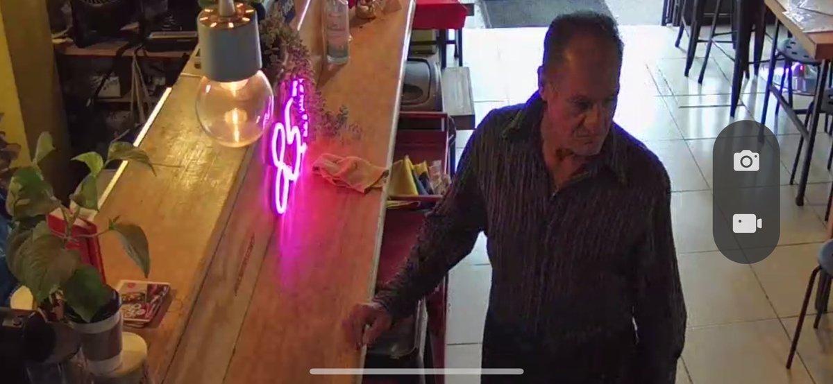 Ladrón en la roma <a href="/LaRomaDF/">Colonia Roma 🚲</a> <a href="/vamosalaroma/">VAMOS A LA ROMA</a> <a href="/ColoniaEscandon/">La Escandon</a> <a href="/lajuarezDF/">Colonia Juárez CDMX</a> <a href="/SSC_CDMX/">SSC CDMX</a> <a href="/AlcCuauhtemocMx/">Alcaldía Cuauhtémoc</a> hoy un ladrón entró al local se montó en el counter y se robó un celular … ahí está la foto del señor ladrón . Es de Esos que entran con carpetita a tratar de estafar