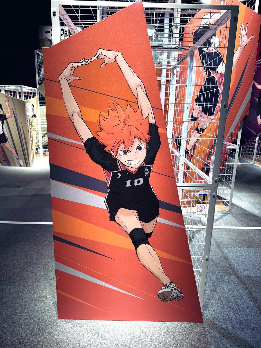suga_kenta1019's tweet photo. 『ハイキュー!!アニメ10周年記念展 全感覚EXHIBITION』ひと足早く遊びに行かせて頂きました！！
もう入った瞬間から五感で楽しめる！
まさに全感覚！特に匂い！😳
巨大スクリーンでの映像は没入感すごくて何回も見たくなる壮大さでした。
グッズもだいぶ買っちゃった😳 https://t.co/p8sRYyjpA1