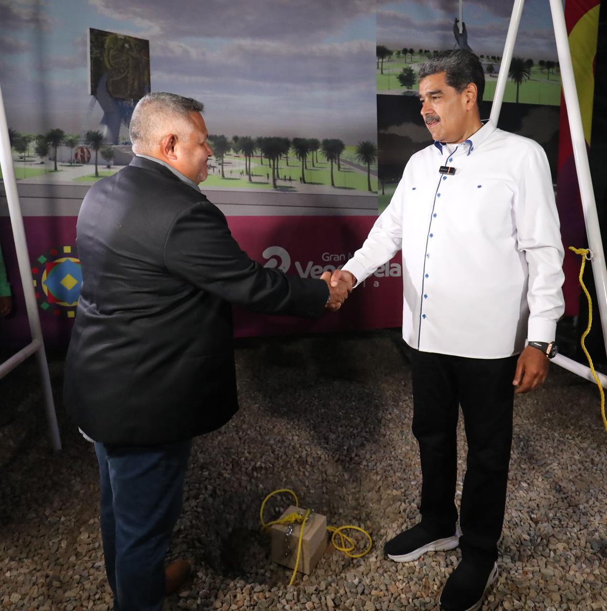 #Entérate 📰| La Tercera Etapa del Parque Ana María Campos iniciará con la construcción del Monumento a La Chinita. 

El presidente <a href="/NicolasMaduro/">Nicolás Maduro</a> agradeció el concepto de los arquitectos, artistas y del jurado al elegir la propuesta ganadora que consta de 50 metros de altura, en
