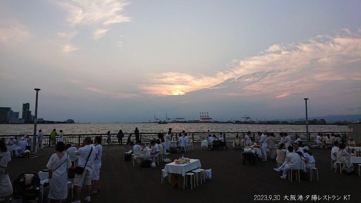 chikkosunset's tweet photo. 本日の夕陽レストランは予定通り開催します。
雨の予報のため中断の可能性もあります。一部晴れ間がのぞく可能性もあります。キャンセルをされなかった皆さまにひと目お会いしたく今日の場を提供することを決めました。
安全と雨の対策をした上で、ご自身の判断でお越しくだい。私たちはそこにいます https://t.co/TAHIY9T6pt