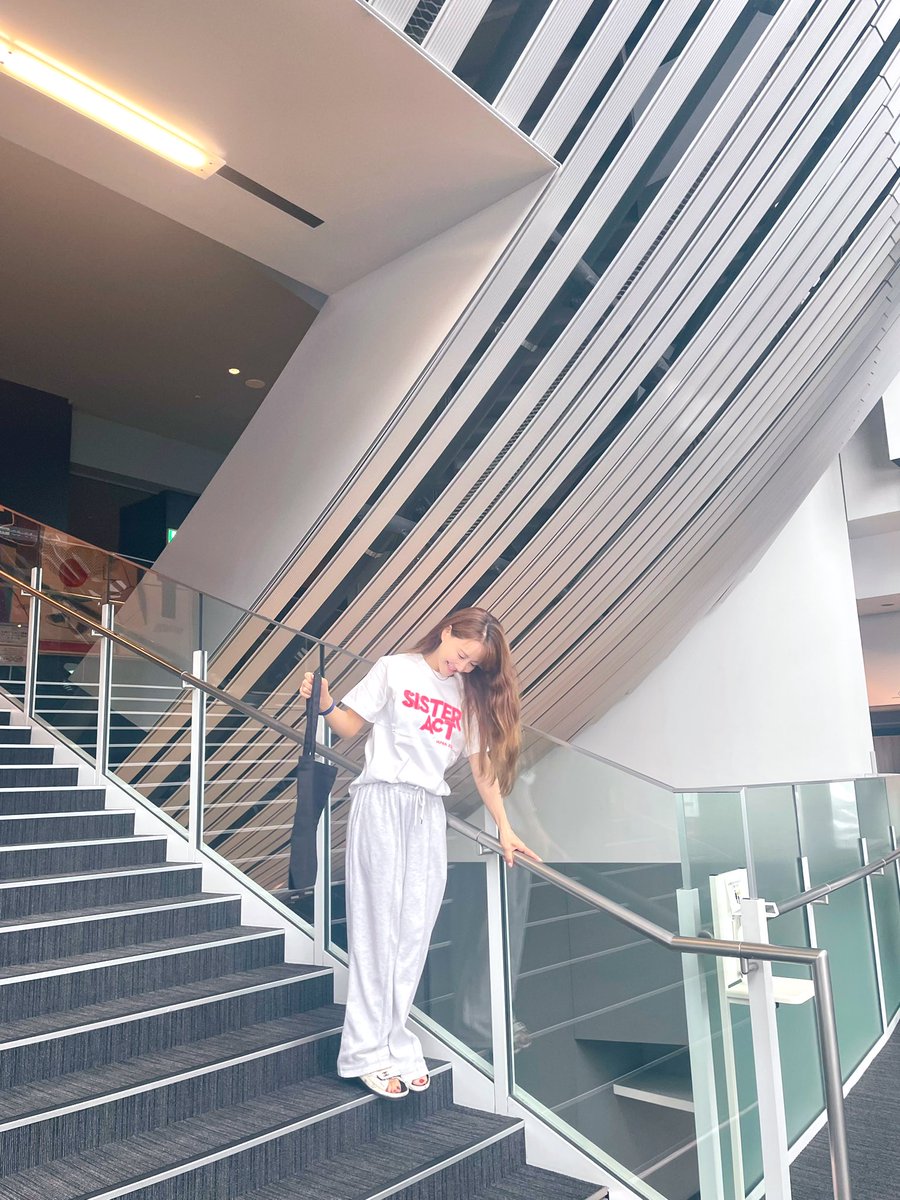 ／
🎭🌟 公演グッズ紹介🌟🎭
＼

👕 Tシャツ
カラー：白・黒／サイズ：S・M・L
各2,800円

👜 トートバッグ
2,000円

🧵 トートバッグは便利な内ポケット付きで、実用性も抜群です！

🎉 シスター・メアリー・ロバート役のソフィー・キムさんも愛用中！✨