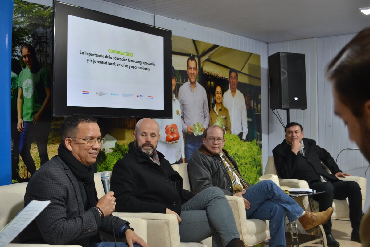 RobertCarrilloC's tweet photo. Un excelente espacio de diálogo en el conversatorio  “La importancia de la educación técnica agropecuaria y la juventud rural: desafíos y oportunidades” con el @magparaguay @FAOParaguay @arp_py alianzas para fomentar el crecimiento sostenible del sector. #ODS17 https://t.co/R65zPCUOCm