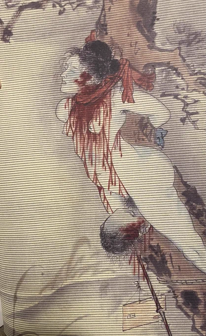 黒の絽(夏用の透け感のある羽織)の裏に描かれた残虐な絵。見ているだけで涼しくなる。河鍋暁斎により明治4年以降に描かれたものです。これらの図は羽織の持ち主だった方の好みの絵かもしれませんが、今でもドストライクな方がいるのではないでしょうか‥京都府立京都学 歴彩館所蔵 