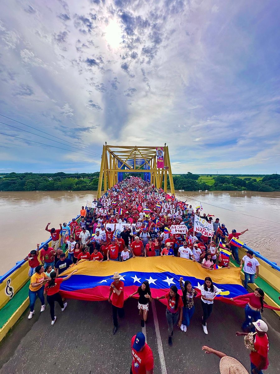 eduardopiate2's tweet photo. Se desbordó esta tarde el río Arauca en Elorza, con la presencia de varios miles de hombres y mujeres del pueblo del municipio Rómulo Gallegos, que marcharon en sus calles apoyando la candidatura de @NivolasMaduro a la reelección el 28 de julio. Apure y Elorza con Nicolás https://t.co/VCwOCLlzh3