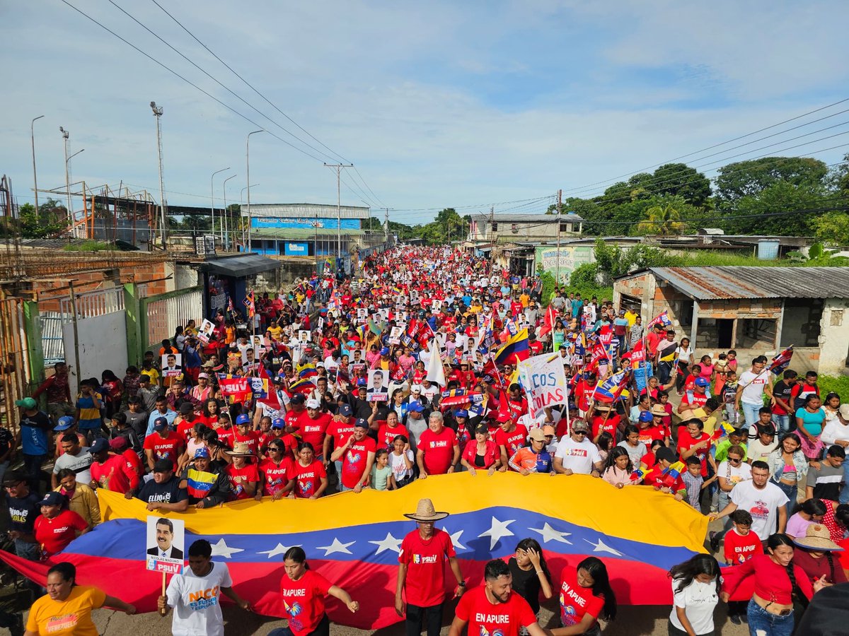 eduardopiate2's tweet photo. Se desbordó esta tarde el río Arauca en Elorza, con la presencia de varios miles de hombres y mujeres del pueblo del municipio Rómulo Gallegos, que marcharon en sus calles apoyando la candidatura de @NivolasMaduro a la reelección el 28 de julio. Apure y Elorza con Nicolás https://t.co/VCwOCLlzh3