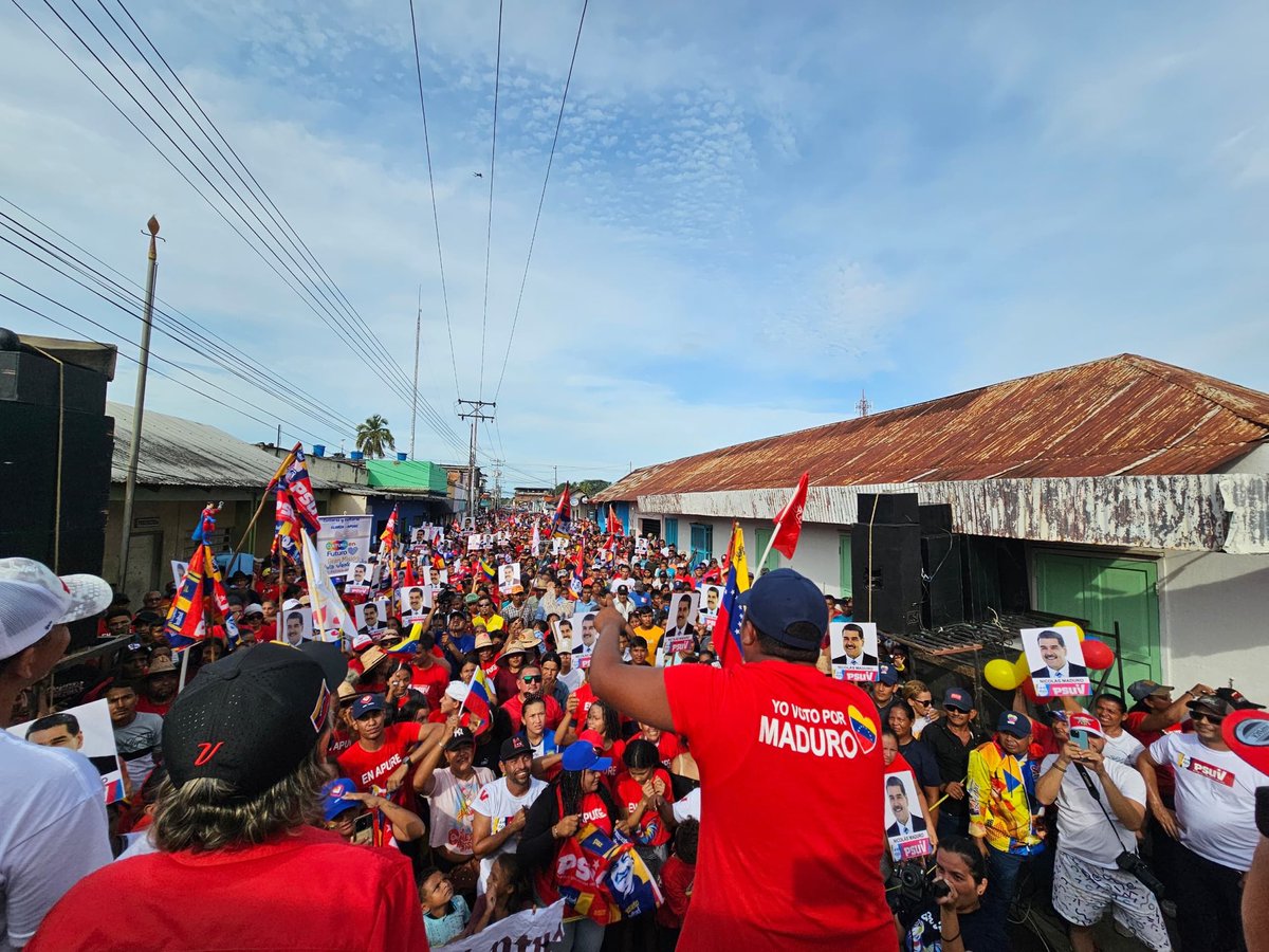 Se desbordó esta tarde el río Arauca en Elorza, con la presencia de varios miles de hombres y mujeres del pueblo del municipio Rómulo Gallegos, que marcharon en sus calles apoyando la candidatura de @NivolasMaduro a la reelección el 28 de julio. Apure y Elorza con Nicolás