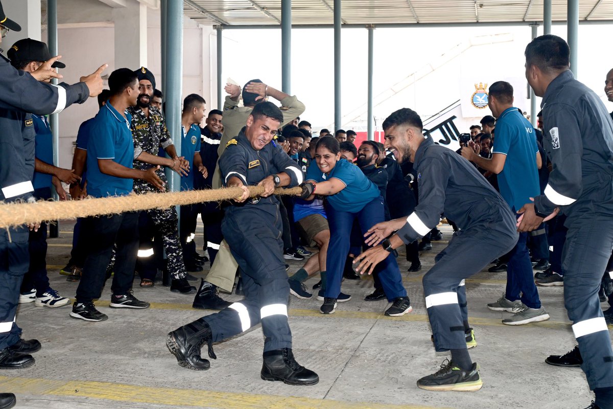 IN_Dega's tweet image. “It's not over until the rope says so!”

🪢 Ropes taut, spirits high at #INSDega, Vayu Dept's Interdepartmental Tug of War. Team 'Jal' (ATC Petty Officers) captured the trophy after a thrilling contest. Incredible sportsmanship all around! 

#PullingTogether