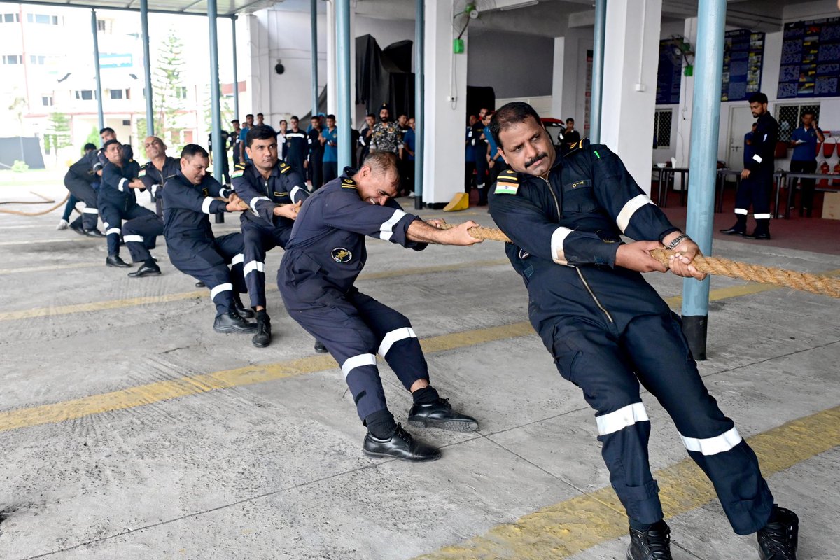 IN_Dega's tweet image. “It's not over until the rope says so!”

🪢 Ropes taut, spirits high at #INSDega, Vayu Dept's Interdepartmental Tug of War. Team 'Jal' (ATC Petty Officers) captured the trophy after a thrilling contest. Incredible sportsmanship all around! 

#PullingTogether