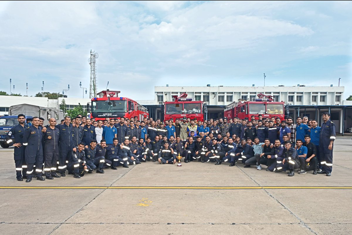 IN_Dega's tweet image. “It's not over until the rope says so!”

🪢 Ropes taut, spirits high at #INSDega, Vayu Dept's Interdepartmental Tug of War. Team 'Jal' (ATC Petty Officers) captured the trophy after a thrilling contest. Incredible sportsmanship all around! 

#PullingTogether