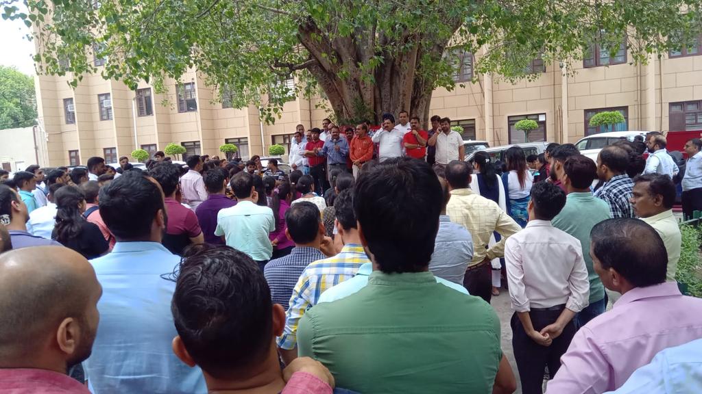 <a href="/HqNrmu/">NRMU HQ DIVISION (सत्यमेव जयते) 🕊️</a> <a href="/AIRF_DELHI/">AIRF</a> <a href="/AIRF_COMMS/">AIRF.COMMS</a> <a href="/AshwiniVaishnaw/">Ashwini Vaishnaw</a> <a href="/drm_lko/">Lucknow Division NR</a> <a href="/DRMJaipur/">DRMjaipur</a> <a href="/ShivaGopalMish1/">Shiva Gopal Mishra</a> <a href="/yuvahallabol/">Yuva Halla Bol</a> <a href="/AIRAAAOFFICIAL/">All India Railway Act Apprentice Association</a> <a href="/IYC/">Indian Youth Congress</a> सरकार चाहे NPS मे सुधार करे चाहे पुरानी पेंशन योजना को लागू करे यह तीन बातें सुनिश्चित करे।
1. आखरी वेतन के 50% के बराबर पेंशन।
2. डायर्नेस रीलीफ का प्रावधान।
3. पारिवारिक पेंशन।
