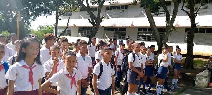Día de alegría para los educandos, familias y trabajadores en los actos de fin de curso y de graduaciones.
A todos felices vacaciones en #ModoVerano2024 .
<a href="/CubaMined/">MINED</a> 
<a href="/yoeaberob1/">Yoel Perez Garcia</a> 
<a href="/maria_laviste/">Raquel Maria Laviste Villafruela</a> 
<a href="/DtraBueno/">Lislie Bueno, Dtra Educación, N/Pérez, Gtmo, Cuba</a> .