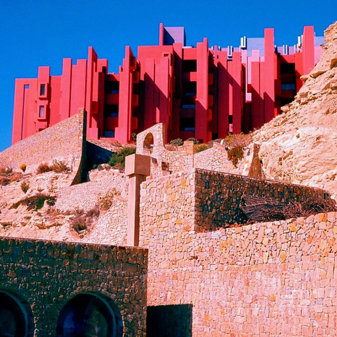 Gabrieeeel_G's tweet photo. A Sample of Architecture....
Geometric composition for innovative housing layout
The Red Wall Apartments Complex [La Muralla Roja]
Calpe, Spain
#LoveArchitecture https://t.co/wy4bBDcSLO