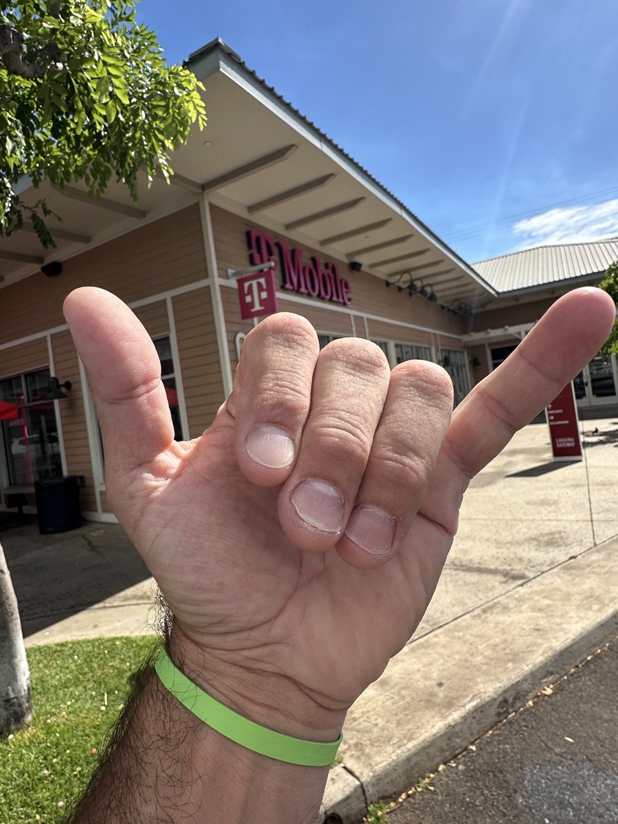 Lahaina -
Big-Ups to ‘KC,’ and the team. My daughter cracked her screen protector and TEAM MAGENTA saved the day!! Chew-Hoooo. ⁦<a href="/RonSmitty15/">Ron Smith</a>⁩ ⁦<a href="/ChappyCLT/">Matt Chappell</a>⁩