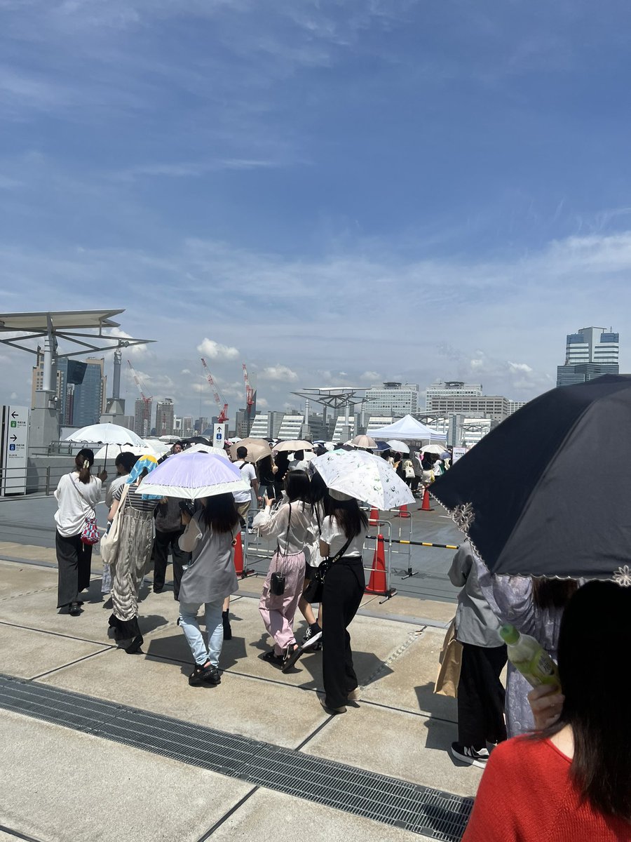 #メガコスメランド 
外で待機なので日傘日焼け止め必須