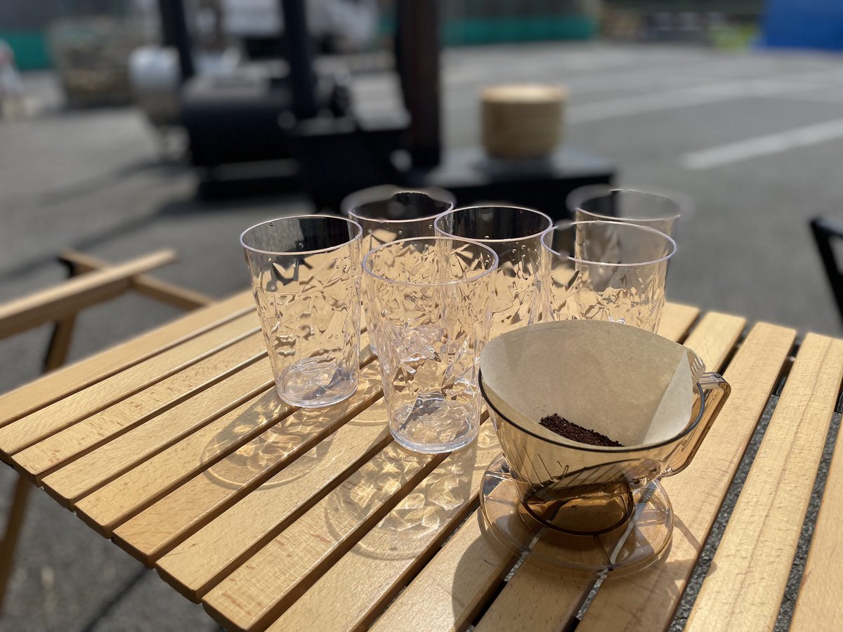 moki_ss's tweet image. 今日の第二実演会ではせいろで蒸したとうもろこしと薪ストーブで沸かしたお湯で淹れたアイスコーヒーを用意してお待ちしてます！✊🔥
そして今日から予約開始の万能アウトドアBOXも展示しています！
薪ストーブが気になる方、戸倉上山田温泉の夏祭りに行く方、ちょっと寄ってみませんか🔥🎇