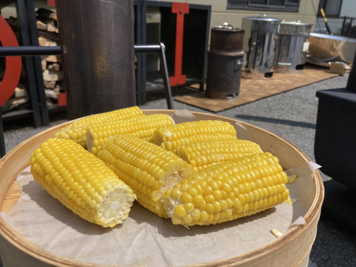 moki_ss's tweet image. 今日の第二実演会ではせいろで蒸したとうもろこしと薪ストーブで沸かしたお湯で淹れたアイスコーヒーを用意してお待ちしてます！✊🔥
そして今日から予約開始の万能アウトドアBOXも展示しています！
薪ストーブが気になる方、戸倉上山田温泉の夏祭りに行く方、ちょっと寄ってみませんか🔥🎇