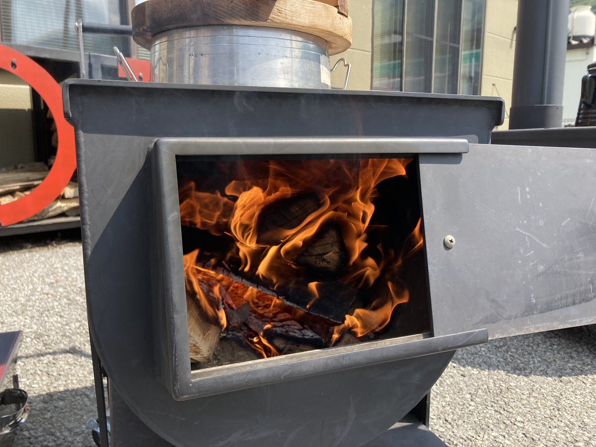 moki_ss's tweet image. 今日の第二実演会ではせいろで蒸したとうもろこしと薪ストーブで沸かしたお湯で淹れたアイスコーヒーを用意してお待ちしてます！✊🔥
そして今日から予約開始の万能アウトドアBOXも展示しています！
薪ストーブが気になる方、戸倉上山田温泉の夏祭りに行く方、ちょっと寄ってみませんか🔥🎇