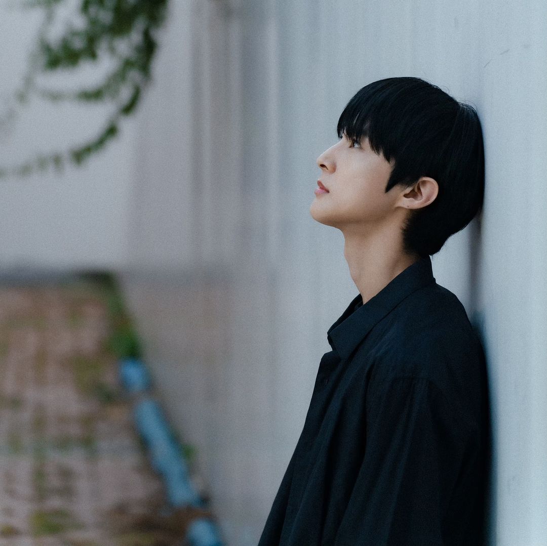 flowerjwy's tweet photo. show me a more handsome man ill wait https://t.co/KoxGl48TiL