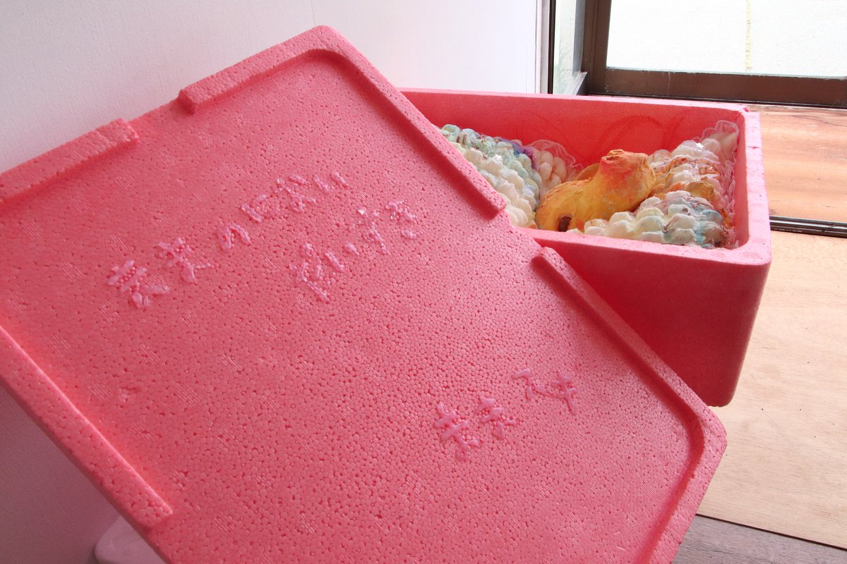 alternasu's tweet photo. 本日より11:00〜17:00開催！
『ホワイトパッケージキューブin秋田』
箱の中を展示空間に見立てた作品展がオルタナスで開催中。
箱が立ち並ぶ不思議な空間と、複数の参加作家による箱の解釈や、それぞれの着眼点が見どころです。

期間は7/15（月祝）まで。ぜひ、箱の中を覗きに来てくださいね。 https://t.co/kSm6VdTB0x