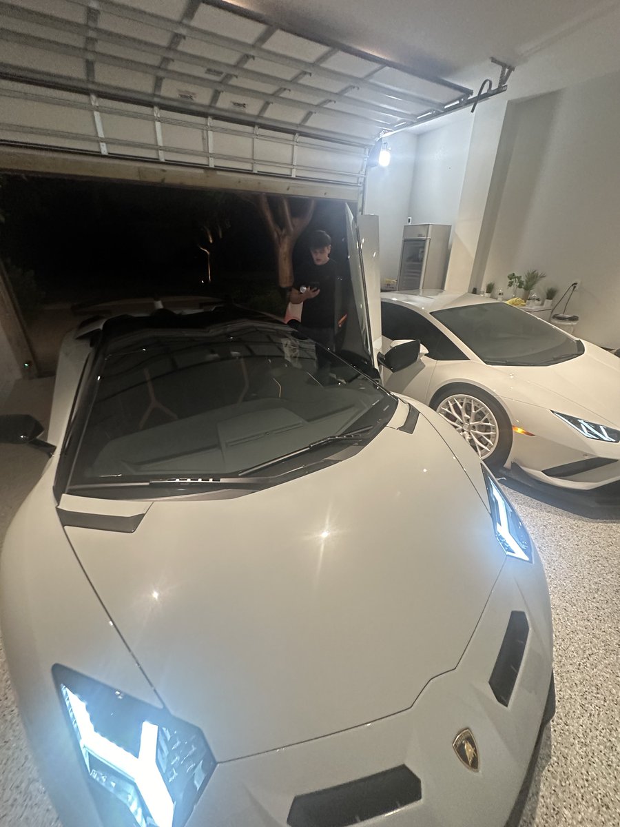 OFFICIALY MY BIGGEST DAY EVER

Dreamt about buying this car for years

Now dreams are a reality at 20 years old

2021 Lamborghini Aventador SVJ Roadster

I worked so hard for this 

Not taking it for granted
