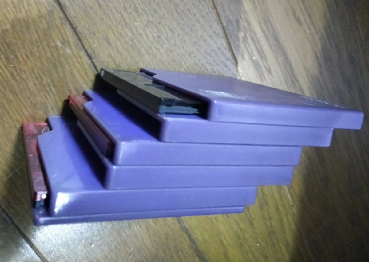 halua1207's tweet photo. 実家からMDプレイヤー持って帰ってきたから夫がMDの整理してる。　
ヴィジュアル系多め。
スライドして五枚持ち運べる謎のケースとか出してきて楽しい。 https://t.co/fem3rcccJV