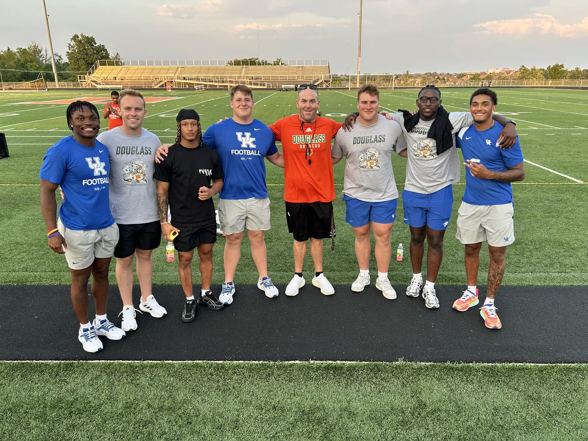 coachnatemcpeek's tweet photo. Friday night lights huge success can't thank former Broncos Dane Key, Jager Burton, and Ty Bryant for their time and bringing some other UK teammates. The kids had a blast and enjoyed time on the FARM! @UKFootball @DaneKey6 @jager_burton @Ty_Bryant32 @FDouglassFB @FDHSBoostersFB https://t.co/pfcSY8kkHw