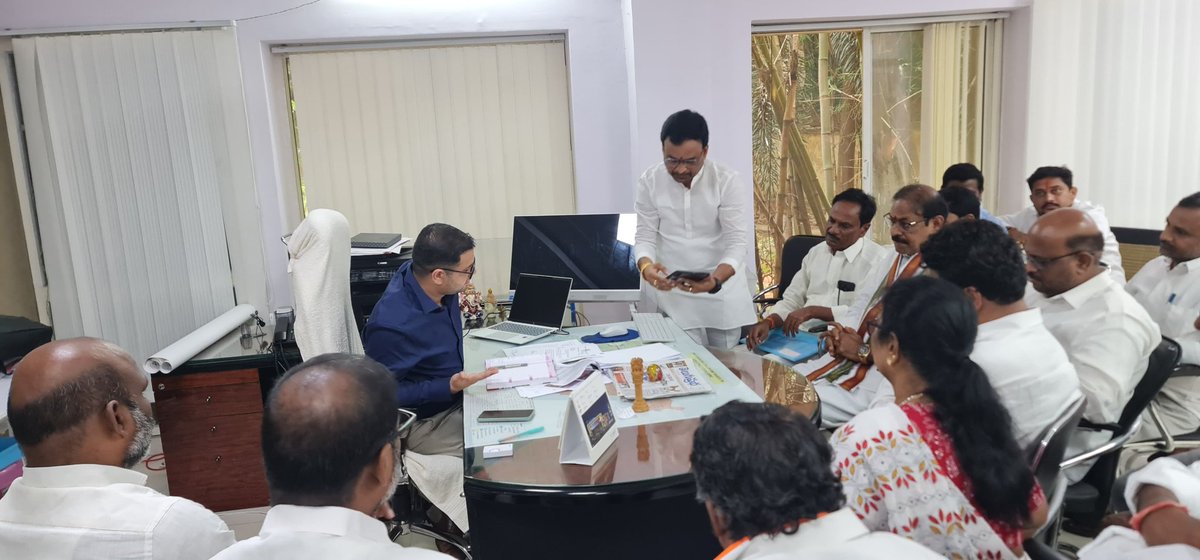 Hyd_Headlines's tweet photo. "Dynamic Duo Leaders @UrsBandiRamesh &amp; @SheriSatish_INC Lead the Charge for Change in Kukatpally for Infrastructure upgrades, public health initiatives, road safety enhancements in focus as Congress leaders drive progress in KP"
Follow their journey for a better tomorrow! @OffDSB https://t.co/TJXeYjra05