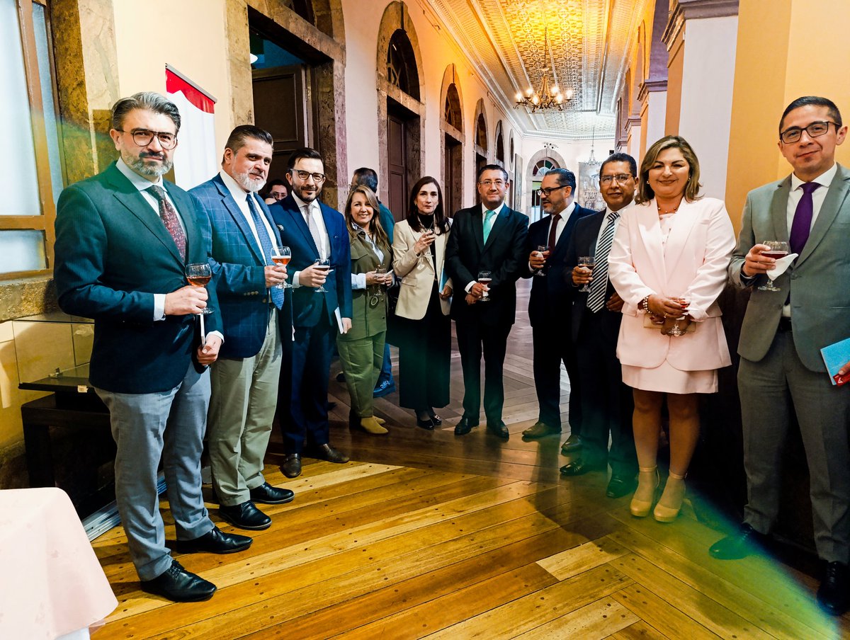 CorteAzuay's tweet photo. La Dra. Julia Elena Vázquez agradeció la presencia del Ex-Presidente de la @CorteNacional @ivansaquicela  @alevallejoba #PabloValverde Ex-Presidentes de @CorteAzuay Jueces,Juezas #ErnestoRobalino @CanarCJ @mauriciobarros2 @andresval23 @x_bermudez_l juristas. https://t.co/KiBi9nqOT0