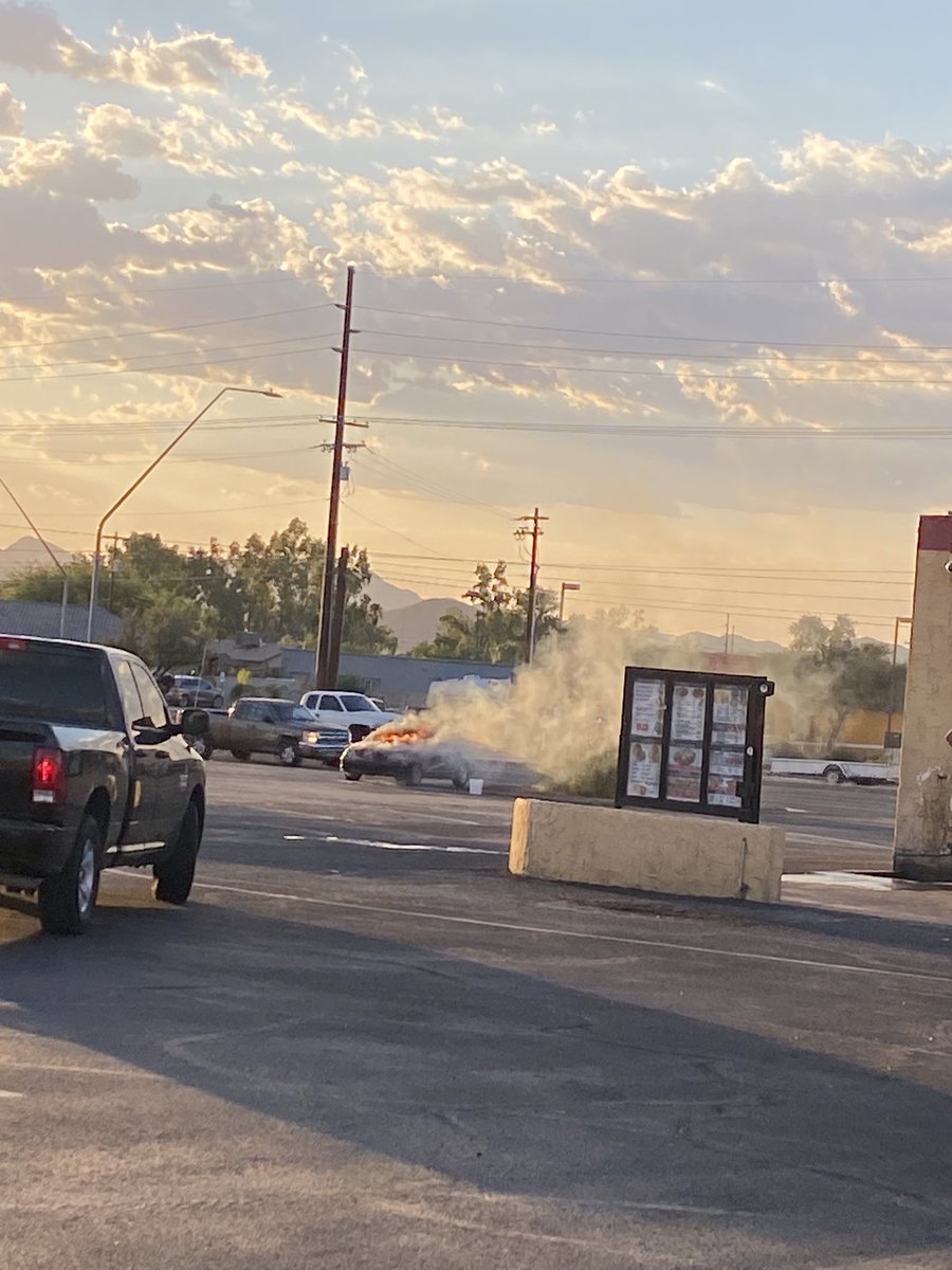 Ari_E_Ana's tweet photo. @whatsuptucson  car on fire on 12th and Valencia in the O’Reilly Auto Parts plaza. https://t.co/I9qBQH3P2O