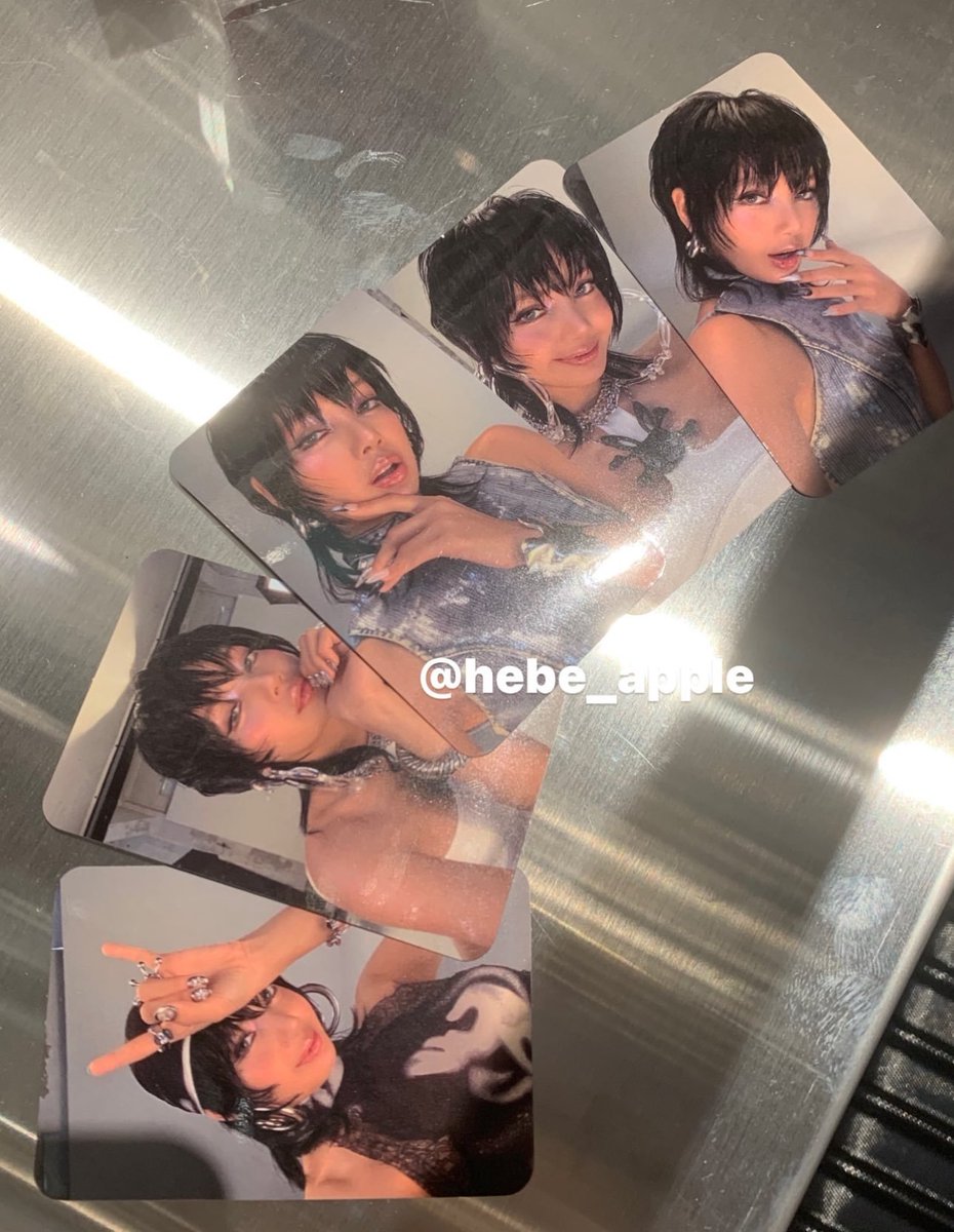THESE LISA PHOTOCARDS OMG?????