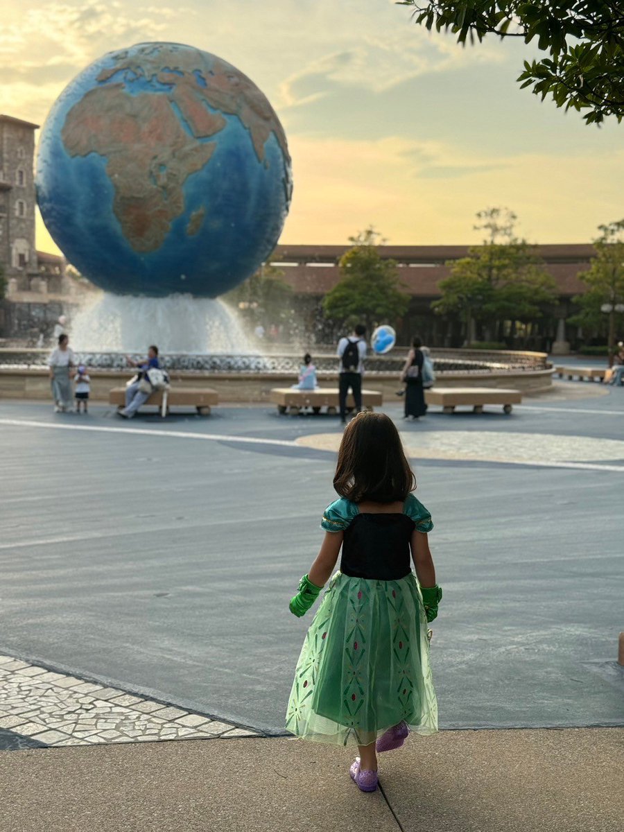 7月7日は娘の誕生日！
娘はプリンセスが大好きなのでディズニーランドへ行ってきました👶🏻❤️
ディズニーを全く知らない私は、せめてプリンセスの名前だけでも...と、ひっしで覚えました🤣
当日、娘はアナとオーロラ姫のドレスを着てすごく楽しんでくれました☺️！