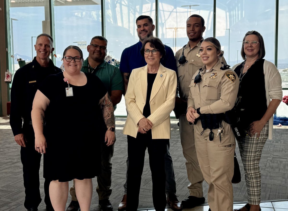 CommishTick's tweet photo. Earlier today, #TeamTick welcomed @SenJackyRosen to District E to learn more about Hollywood Recreation Center’s cooling station.
Parks and Rec staff chatted with the Senator about the resources available to the community at Hollywood during these extreme heat waves. ☀️ https://t.co/7C0nBF0zVb