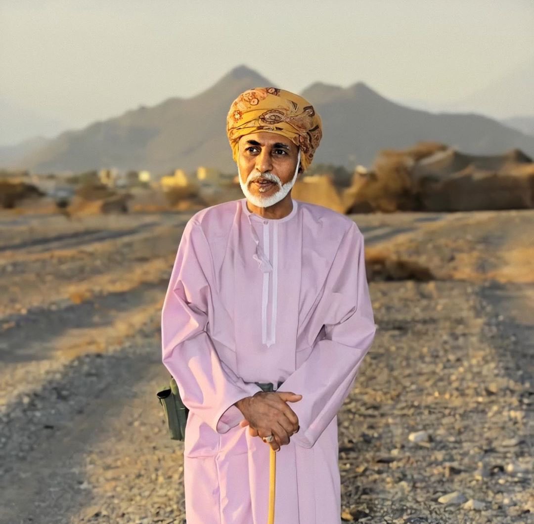 ماتَ مَن تسمو بهِ أوطانُهُ
إنَّ النـبيلَ حياتُهُ بِمَمَــاتِــهِ

 #اعز_الرجال_وانقاهم