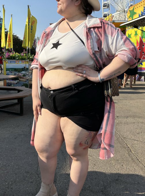 You know where to get more 🩵OF🤍 oh and my belly won vs the button on that shorts 🔥🔥🔥 https://t.co/GN