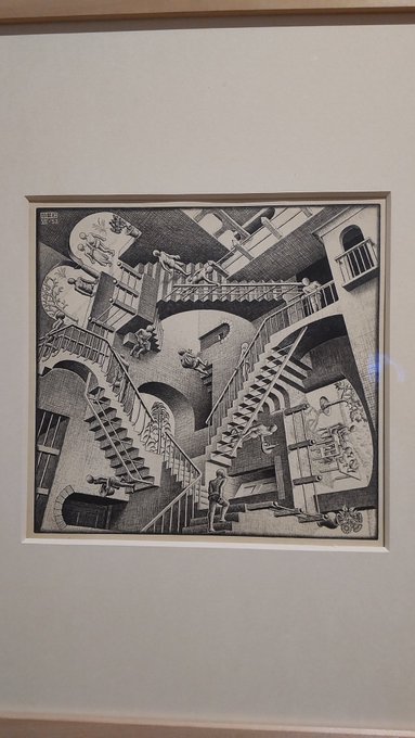 エッシャーの展覧会に行ってきた。合成で作品の中に入って撮影出来たり、錯覚体験コーナーがあって夏休みらしい楽しさが良かった…。写真は見たかった作品「相対性」