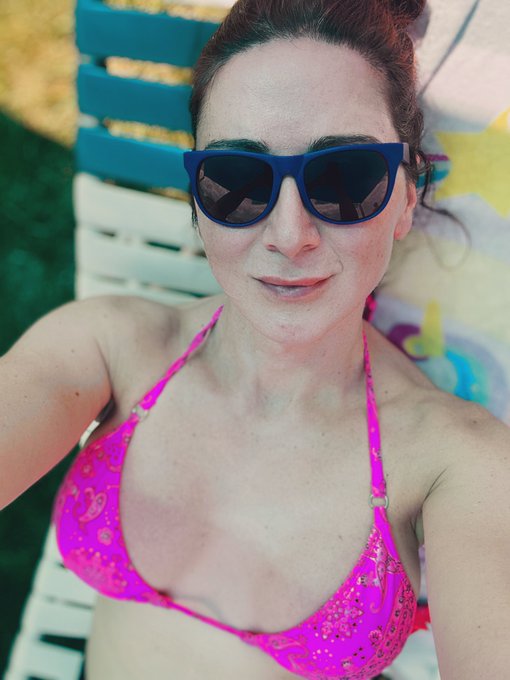 It was a pool day. 👙🏊&zwj;♀️ https://t.co/8OyXQI8zRY