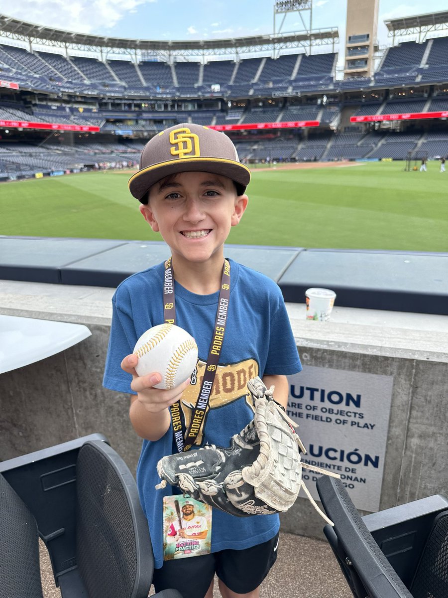Rioni's tweet photo. Brought Jordan to batting practice and he got the gold stitched Rawlings ball. Thank you @Padres #ForTheFaithful https://t.co/Q1cluz8v29