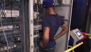 Realitea_TvJunk's tweet photo. Love island USA tech support trying to get the app running again #Loveislandusa https://t.co/Rii3GNIx0O