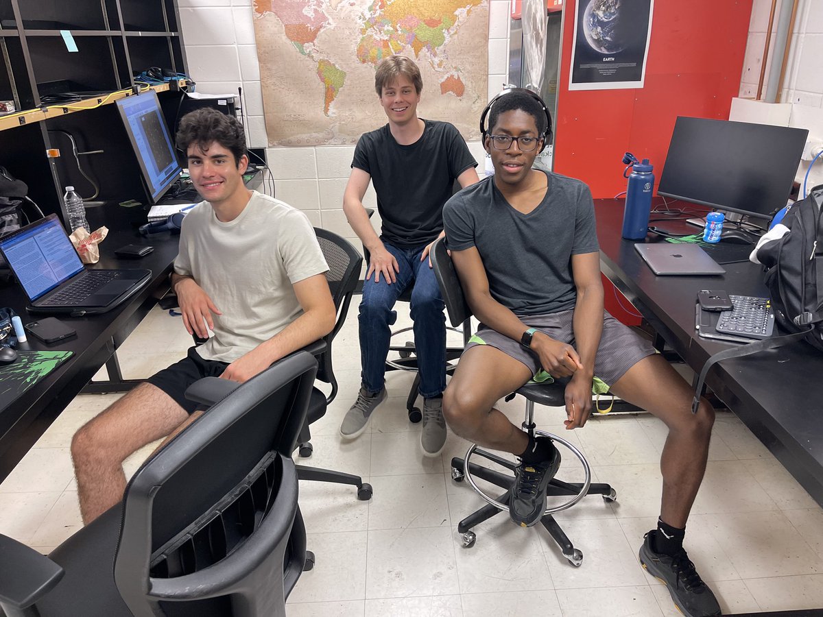 An old queens PhD alumni came to visit 3rd floor  botterell on a quiet Friday afternoon…she brought a lot of smiles (and took lots of photos, especially of her old fumehood in the Greer lab…🥼👩‍🔬🧫